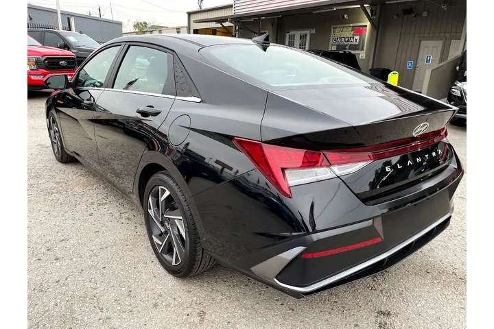 2024 Elantra SEL image 6