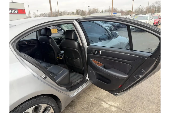 2011 Genesis 4dr Sdn V6 image 9