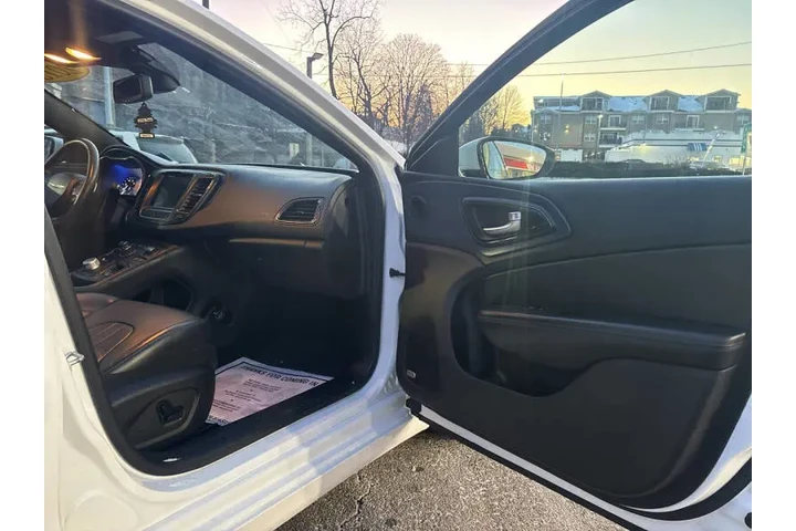 $5999 : 2015 200 S image 8