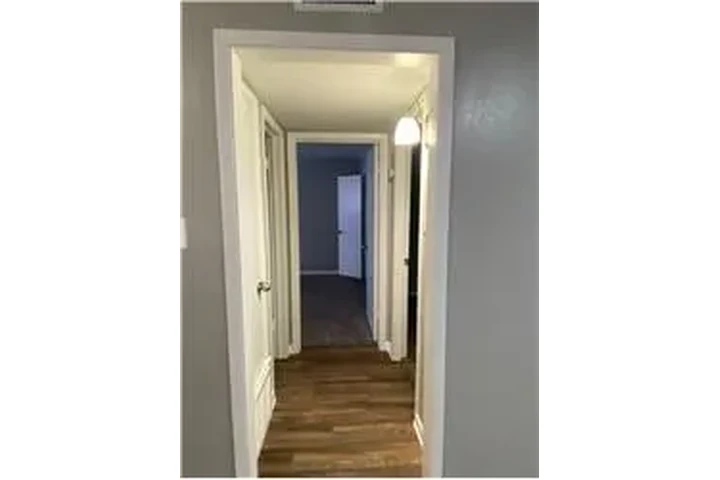 $860 : Rental property with 2 bedro image 8