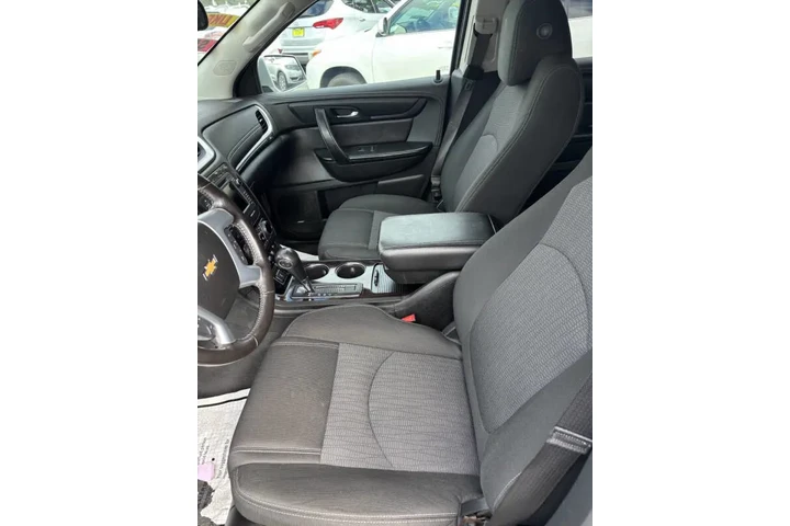 $12999 : 2017 Traverse LT image 7