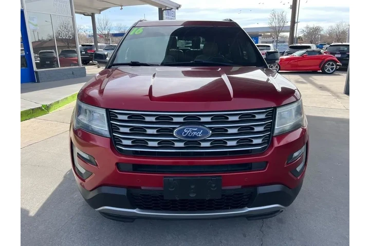 2016 Explorer XLT FWD image 2