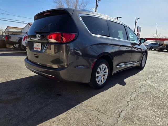 $13995 : 2019 Pacifica Touring L image 4