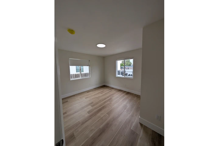 $3800 : 629 E 83rd St 90001 disponible image 4