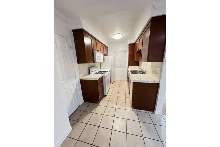 $1500 : 1 Bedroom Apt  in South La image 4