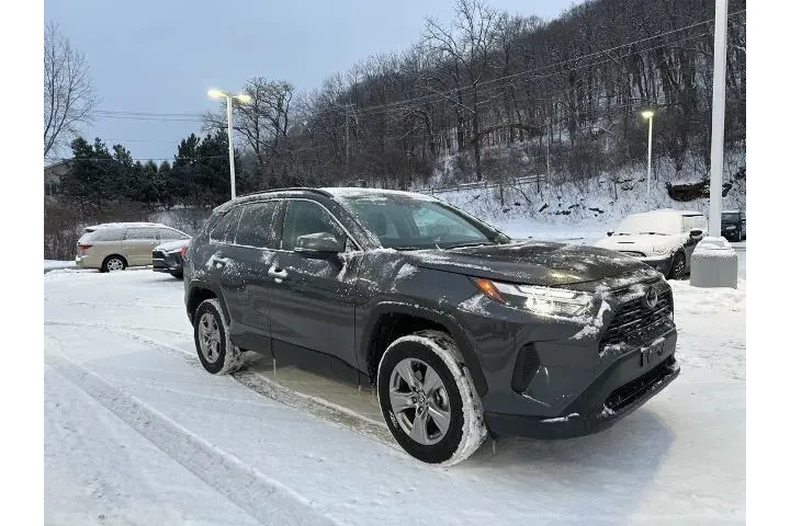 $32335 : Toyota RAV4 2025 AWD XLE 4dr image 3