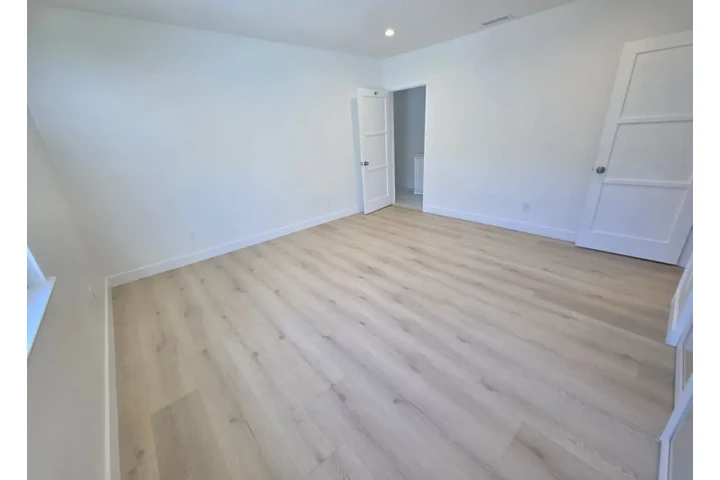 $2045 : Spacious 2 Bed Home in Lynwood image 6