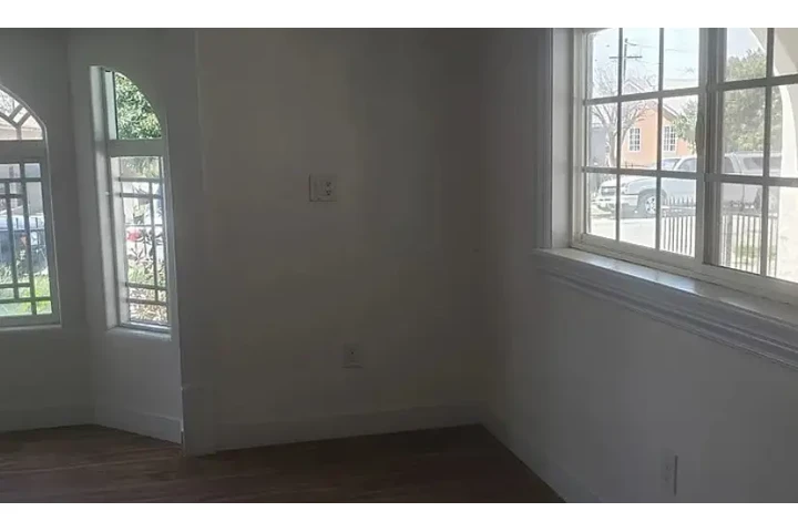 $2550 : Single Family Home with 3beds image 1