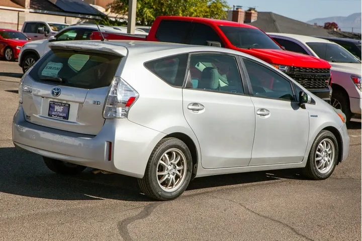 $9950 : 2012 Prius v Two image 5