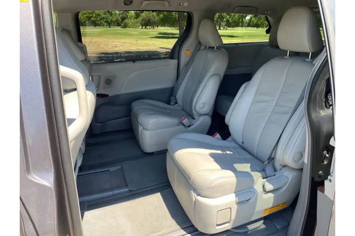 $13495 : 2011 Sienna Limited 7-Passeng image 10