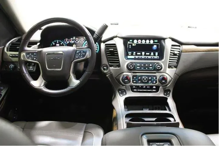 $39982 : GMC Yukon 2019 4x4 Denali 4d image 2