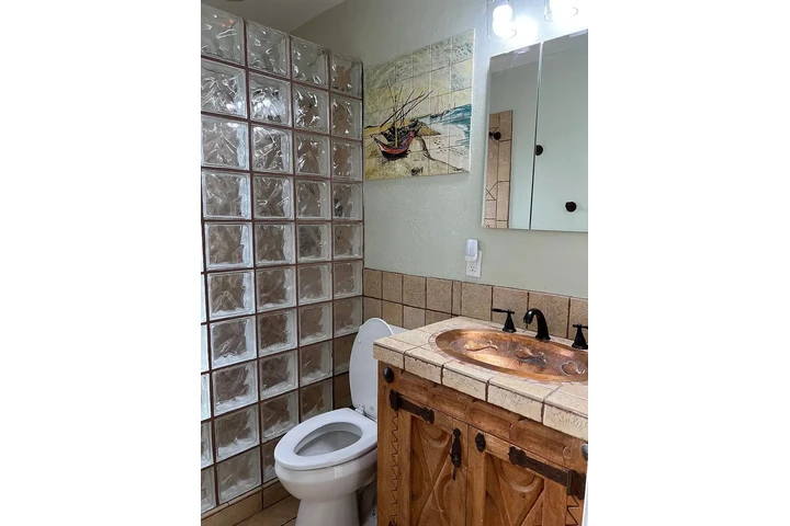 $980 : 3BR/2BA charming, updated home image 5