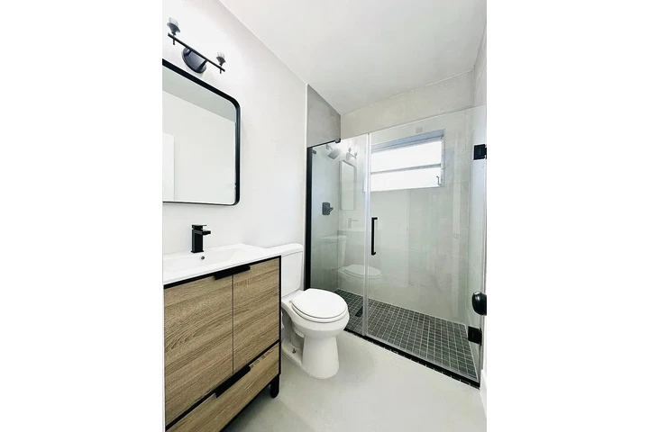 $800 : Spacious and renovated 2 bed image 5