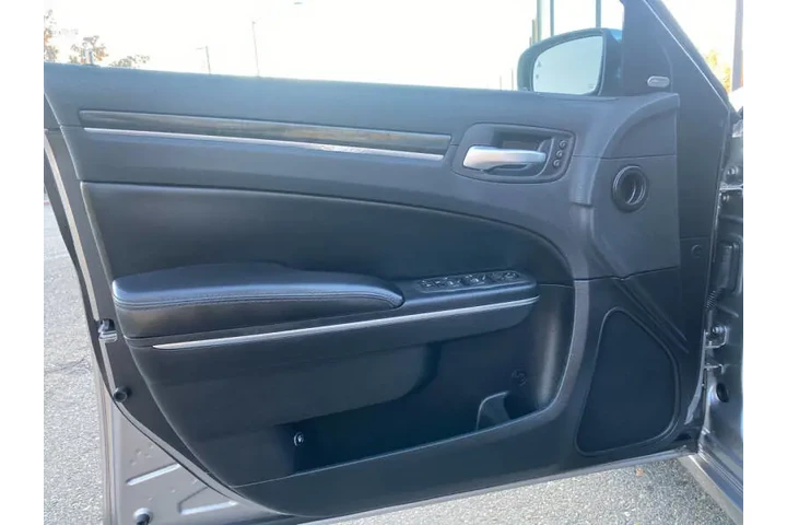 $10995 : 2011 300 C image 9