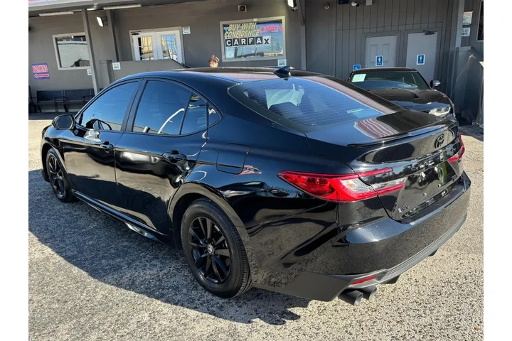 2025 Camry SE image 6