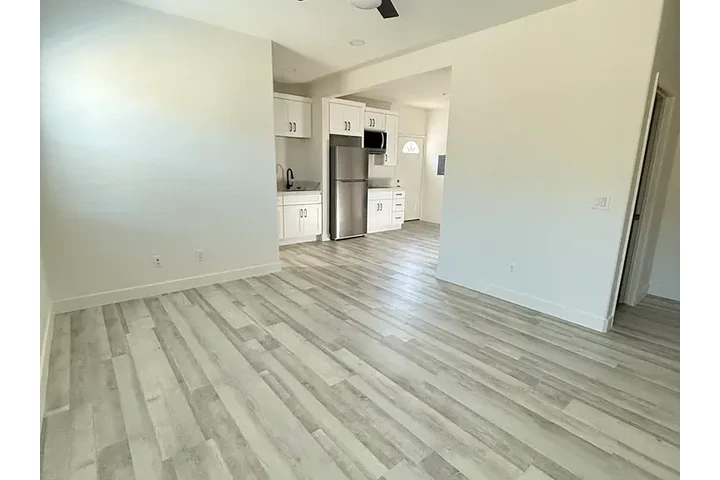 $1100 : Charming 1bd 1ba @ Riversid image 4