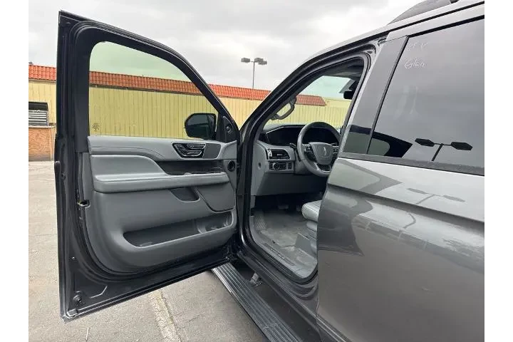 $28585 : Lincoln Navigator 2018 4x4 R image 2