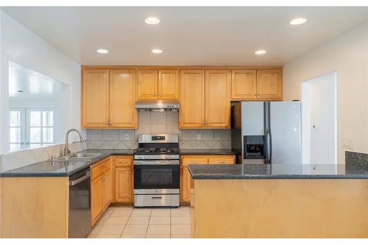 $2500 : 3 Bedroom Home in Los Angeles image 3