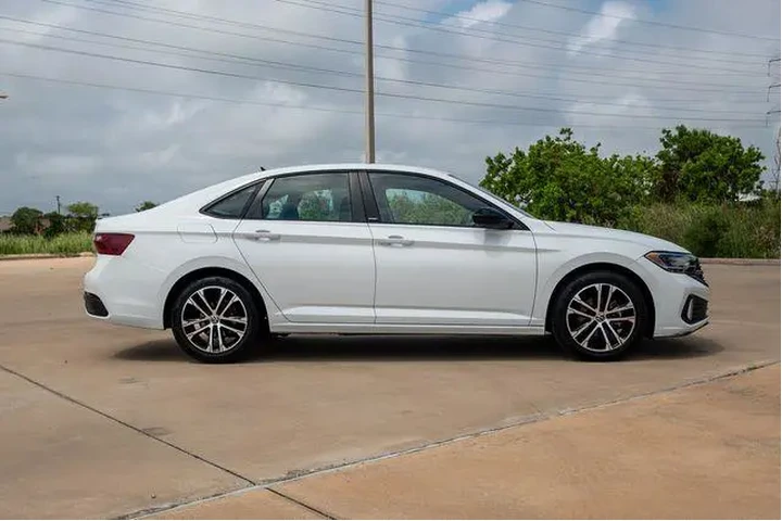 $20800 : Volkswagen Jetta 2023 Sport image 4