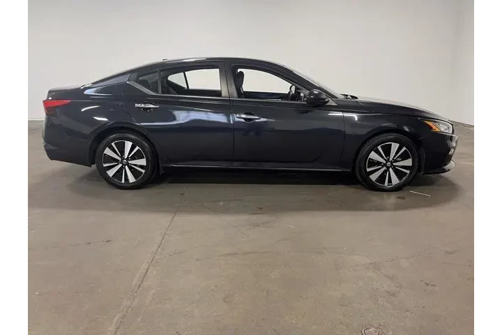 $16954 : Nissan Altima 2022 2.5 SV 4d image 2