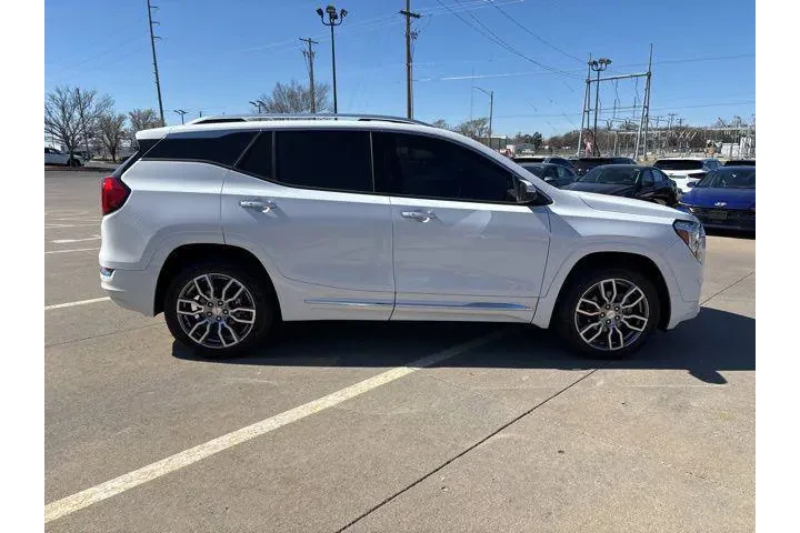 $28998 : GMC Terrain 2022 AWD Denali image 6