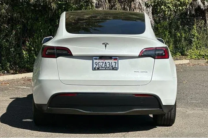 $32976 : Tesla Model Y 2023 AWD 4dr C image 5