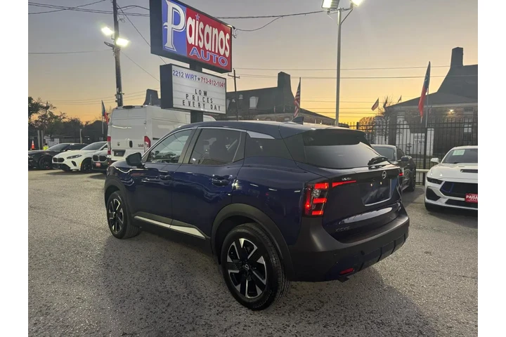 2025 Kicks SV 4WD image 6