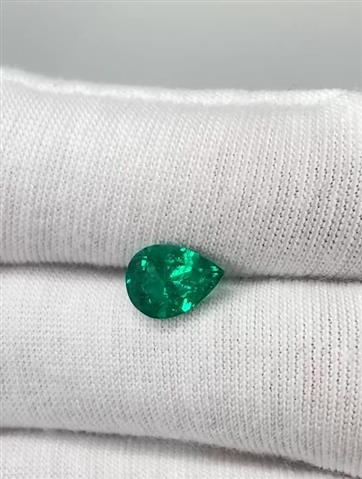 $10585 : 1.06 cts. Emerald Gemstone image 2
