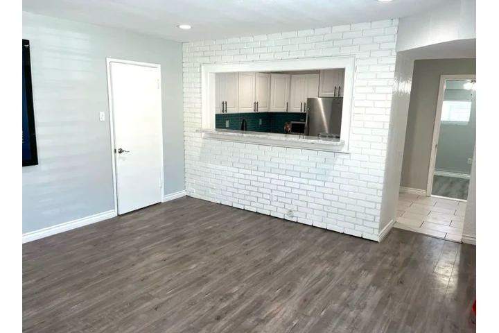 $1900 : 2 Bedroom Home in Los Angeles image 3