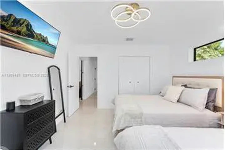 $7500 : Rental property with 3 bedro image 5