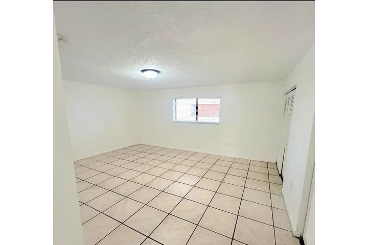 $1700 : 3 Ofrecemos amplios apartamen image 2