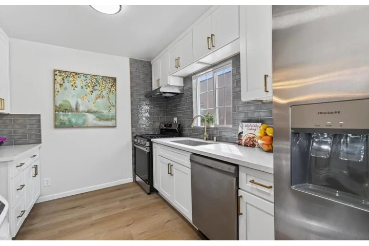 $2450 : Safe Neighbourhood image 5