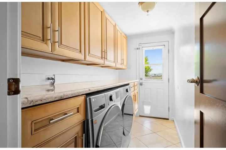$2500 : 3Bed/2Bath in Huntington Park image 10