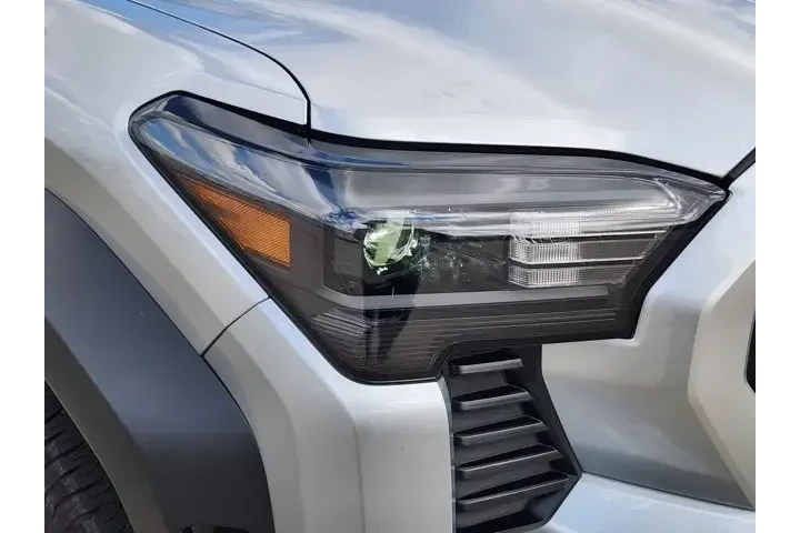 $35555 : Toyota Tacoma 2024 4x4 SR5 4 image 9