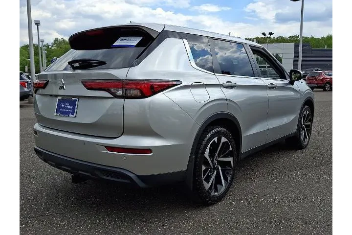 $17688 : Mitsubishi Outlander 2022 ES image 5