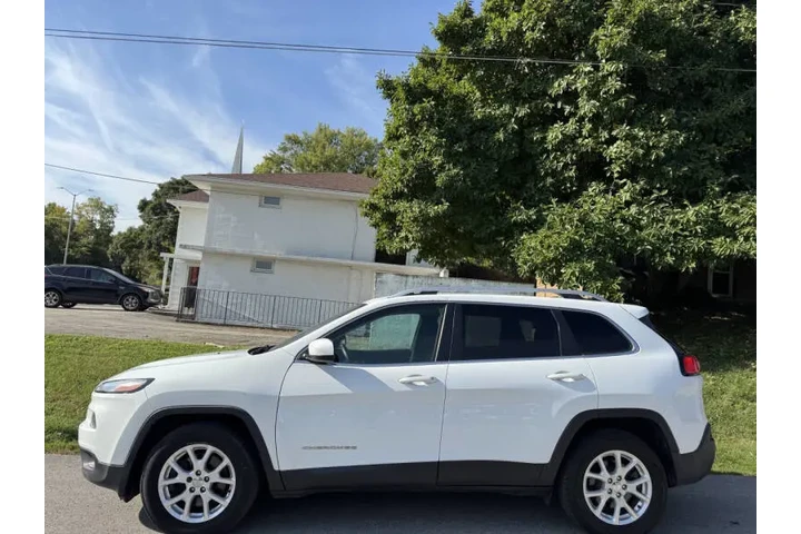 $5999 : 2017 Cherokee Latitude image 4