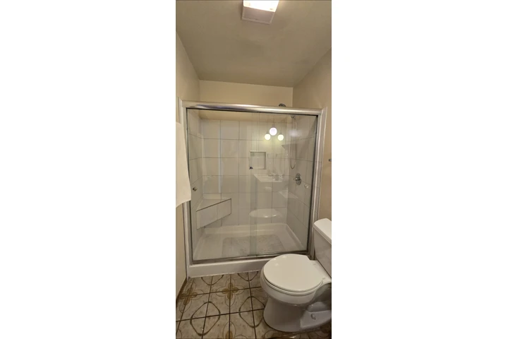 $1100 : Cuarto de renta image 3