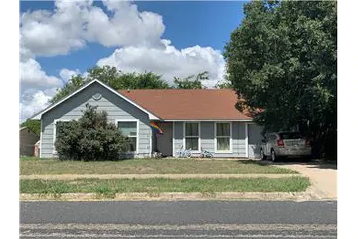 $1050 : Rental property with 3 bedro image 1