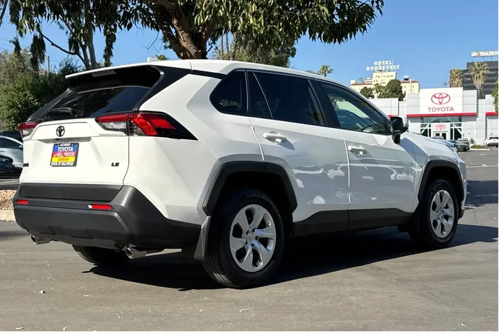$25555 : Toyota RAV4 2023 LE 4dr SUV image 4