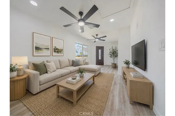 $1200 : This move-in ready home is a f image 1