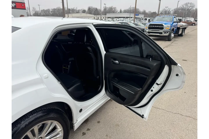 $8980 : 2016 300 4dr Sdn 300C RWD image 9