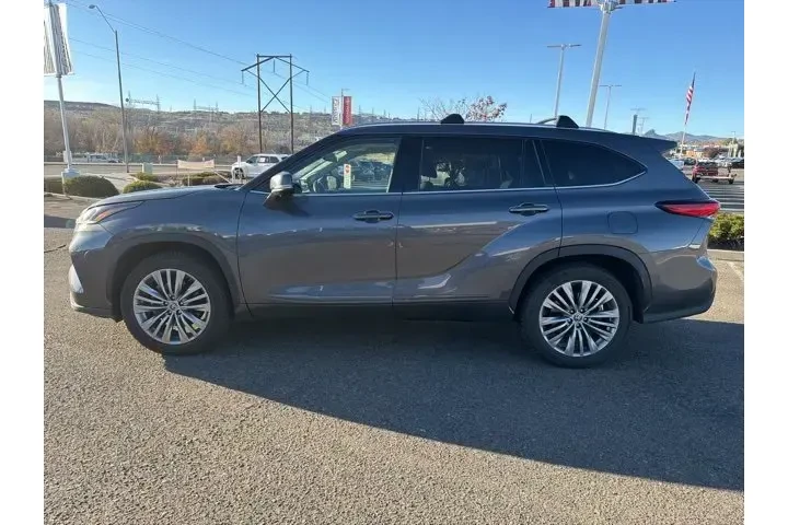 $38874 : Toyota Highlander 2023 L 4dr image 2