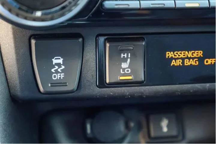 $25500 : Toyota RAV4 2022 AWD XLE 4dr image 6