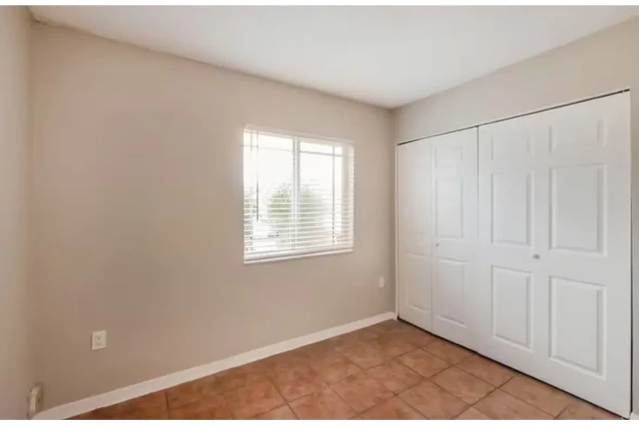 $2400 : 2 Bed 2 Bath Home in Miami FL image 6