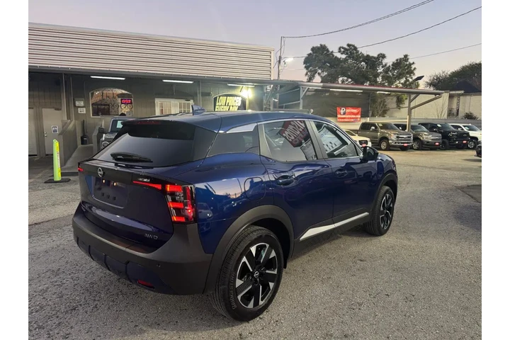 2025 Kicks SV 4WD image 4