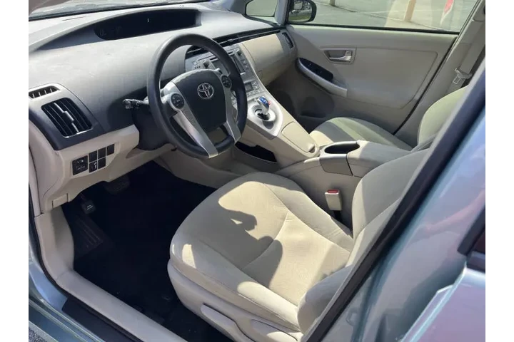 $10900 : 2014 Prius Four image 9