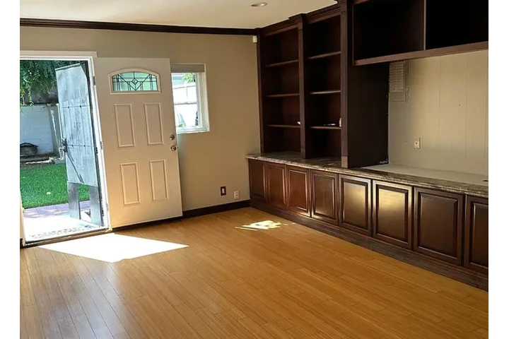 $1250 : with utilities 🏝Downey🏝 image 1