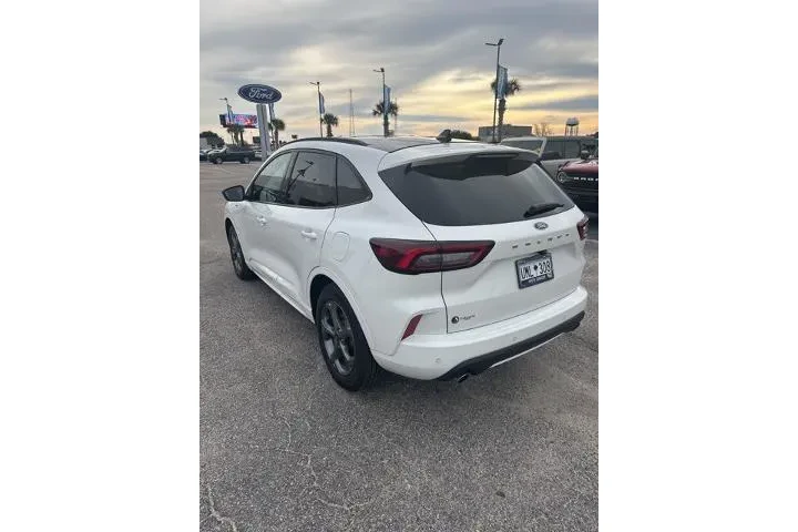 $22660 : Ford Escape 2023 ST-Line 4dr image 4
