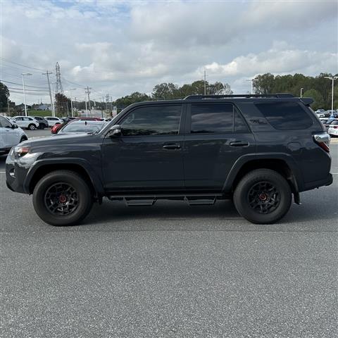 $51922 : PRE-OWNED 2024 TOYOTA 4RUNNER image 2