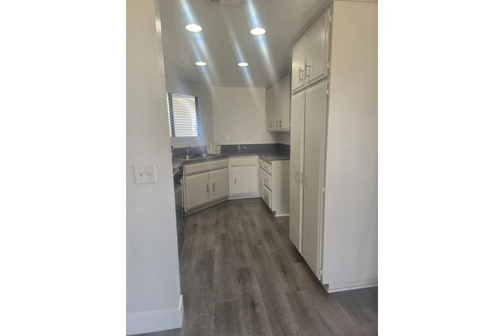 $2000 : Se renta casa en Apple valley image 2